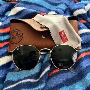 Ray-Ban Black and Gold Round Sunglasses with Brown Case
